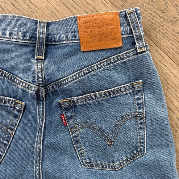 Women’s Levi Jeans - Picture 4 of 15